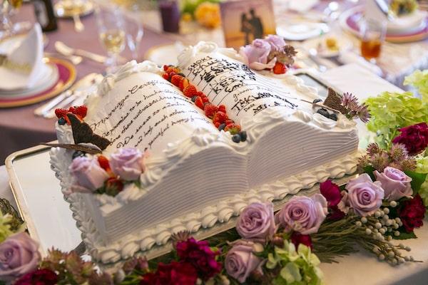 写真：結婚証明書にもなったブック形のウエディングケーキは、パティシエにイメージを伝えて作ってもらったもの。
