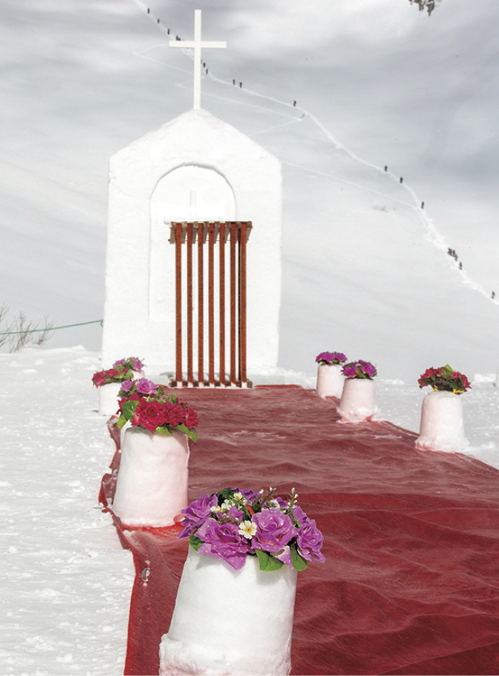 写真：雪を固めたチャペルや花器も、純白の結婚式ならでは