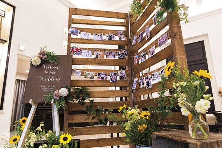 写真：ウエルカムコーナーは新郎の手作り。新婦の名にちなみ、大好きなヒマワリの花をたくさん飾った