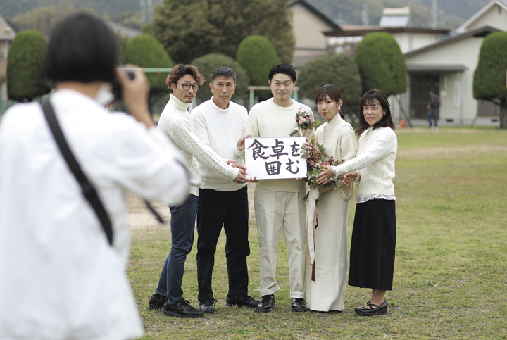 写真：ふたりの結婚生活のスローガン「食卓を囲む」を掲げ、社宅近くで記念撮影。純香さんの家族も一緒に