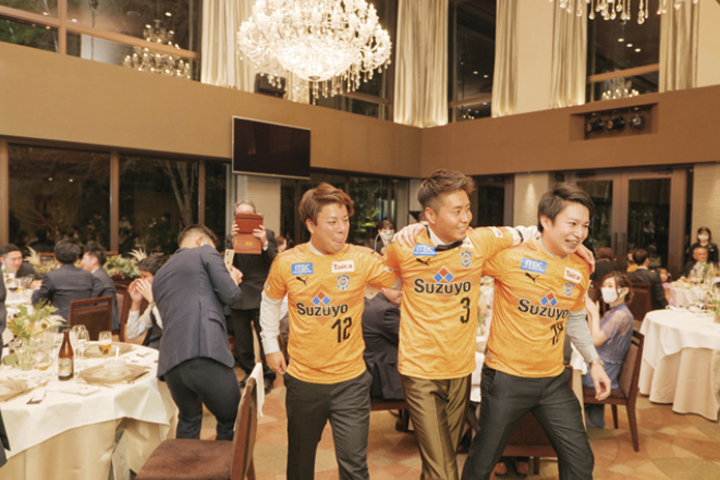写真：新郎のお色直しのための中座は、昔から一緒にサッカー観戦していた友人と共に、ユニホームを着て