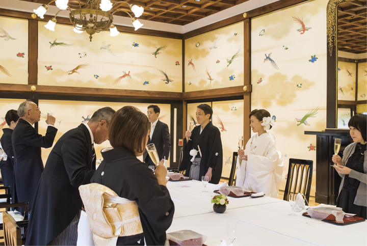 写真：広大な庭園にたたずむ日本初の迎賓館で両家の会食を。栃木と愛媛の方言など、楽しい話題で和やかな時間になった